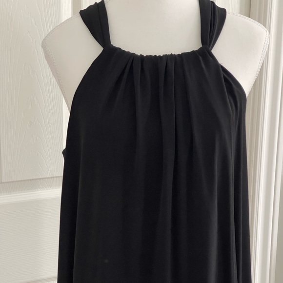 Easy fluid dress with halter neckline and front swing panel in stretchy fabric - Picture 2 of 4